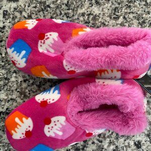 Snoozies size Small (5/6) Slippers